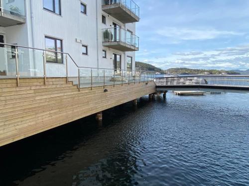 Utvidelse av rekkverk og montering av håndløpere på Skrubbodden i Kragerø.