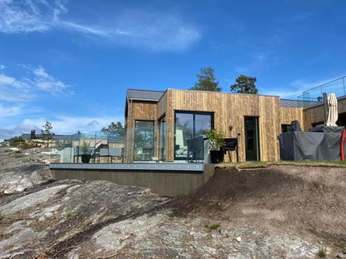 Sidemontert stolpefritt rekkverk montert for Kragerøsnekkeren AS på en hytte på Borteid.