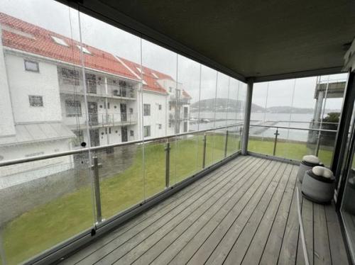 Siteks innglassing montert hos kunde på Skrubbodden i Kragerø. Kunden har nå en balkong som kan brukes hele året og ikke bare på de vindstille dagene.